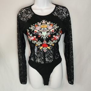 ⭐️ 5/$25 Lulu's Embroidered Top